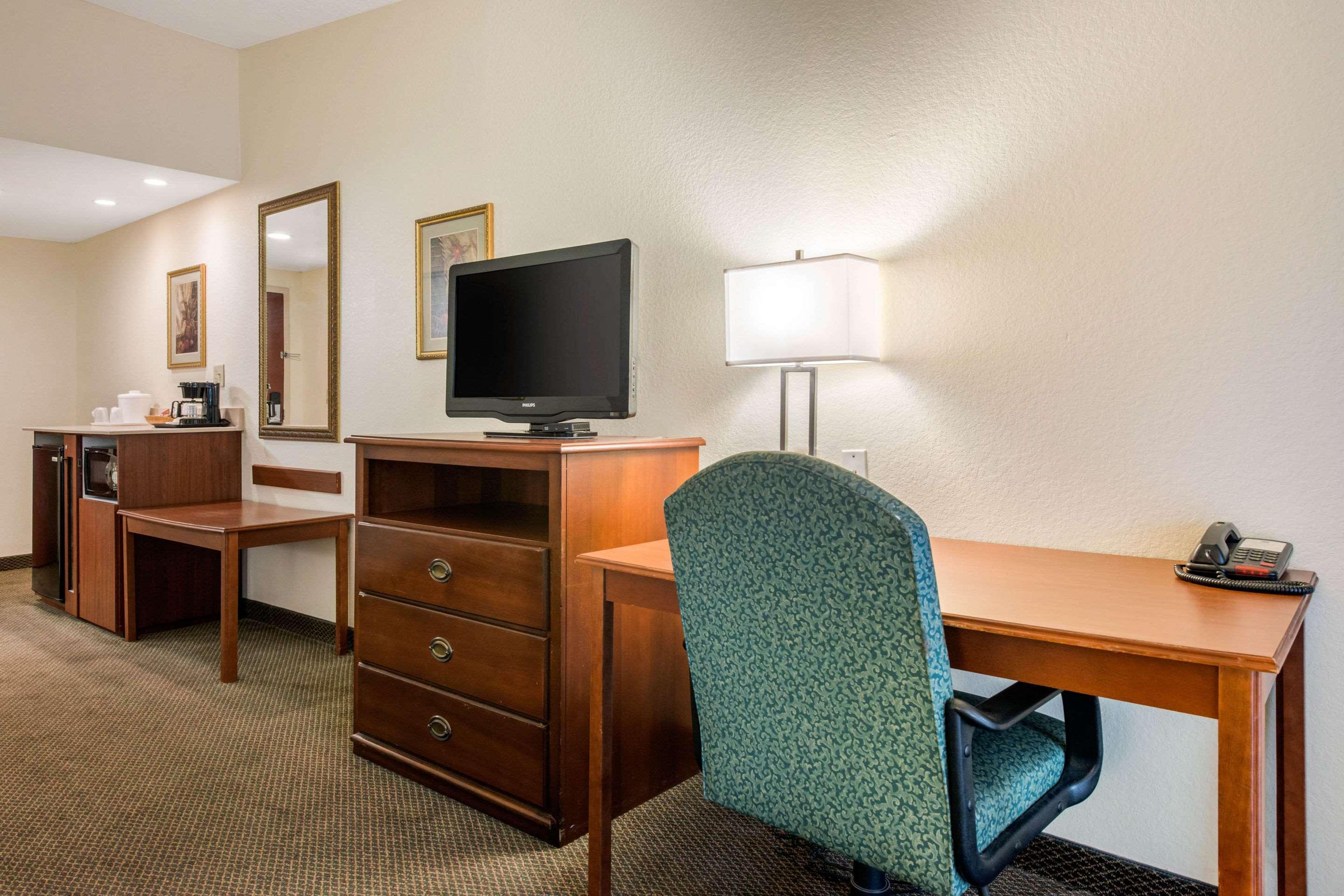 Quality Inn & Suites Tarpon Springs South Exteriér fotografie