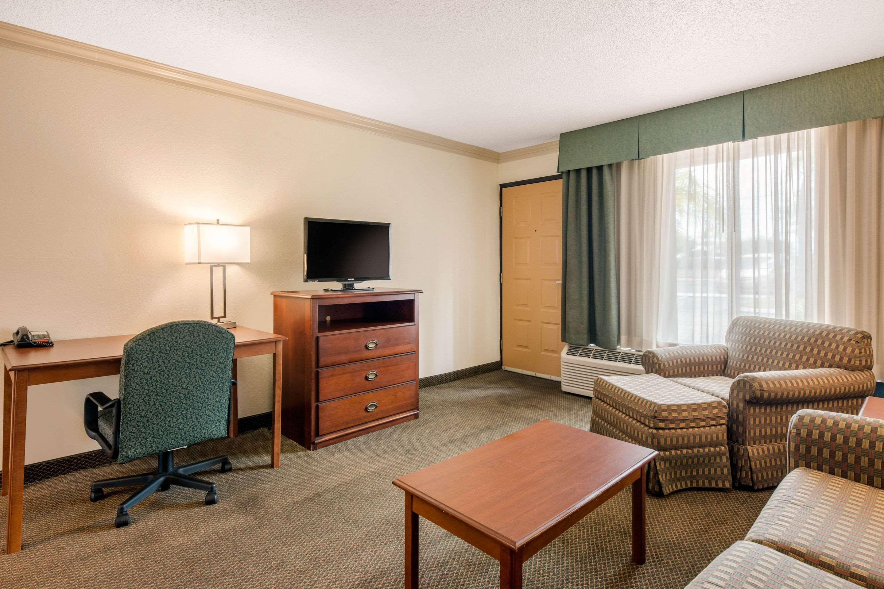 Quality Inn & Suites Tarpon Springs South Exteriér fotografie