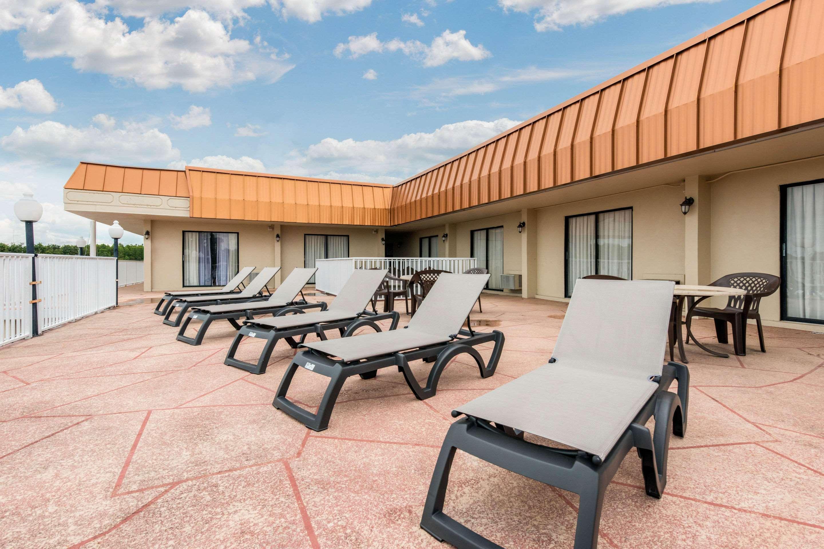 Quality Inn & Suites Tarpon Springs South Exteriér fotografie
