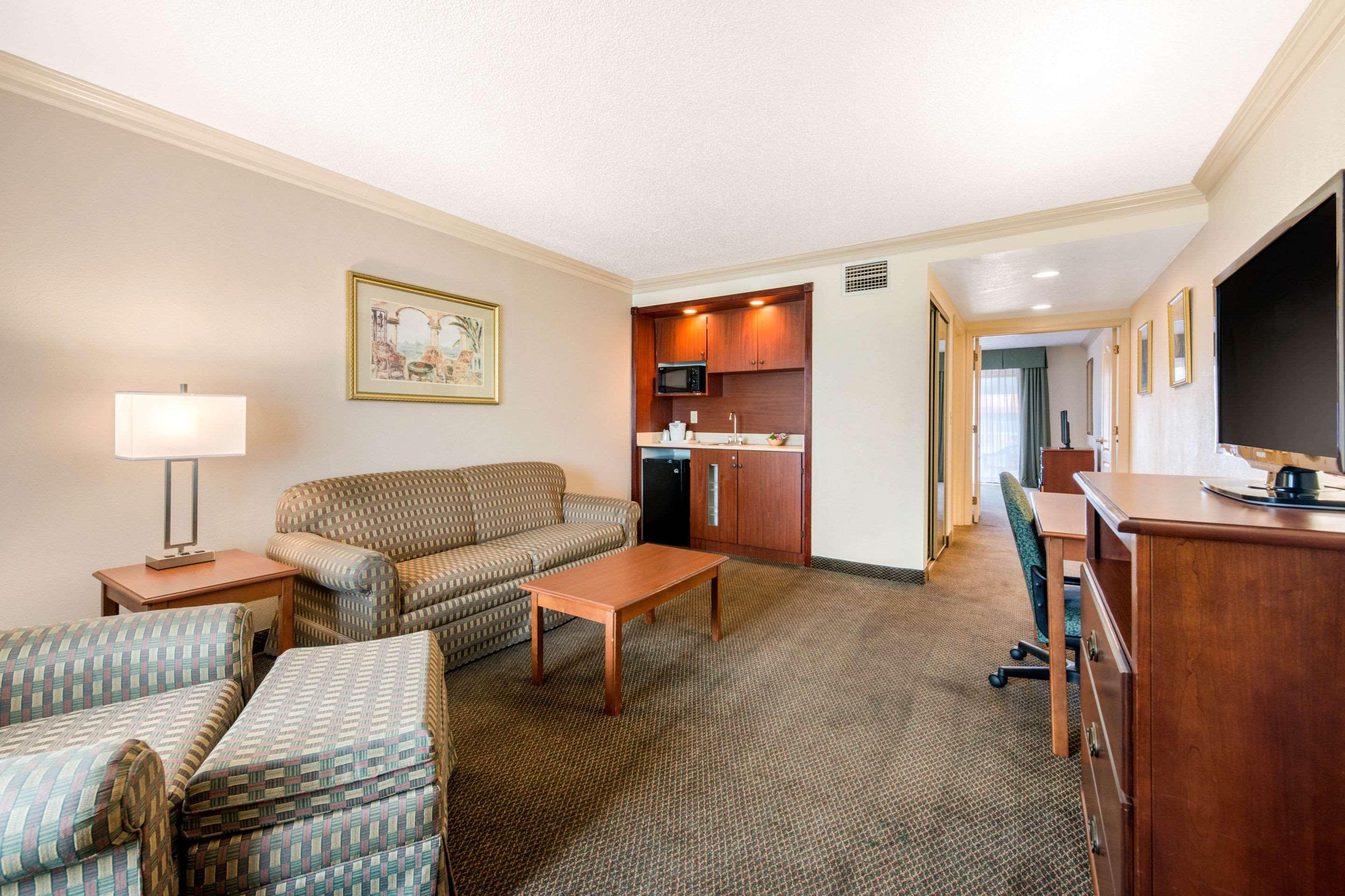 Quality Inn & Suites Tarpon Springs South Exteriér fotografie